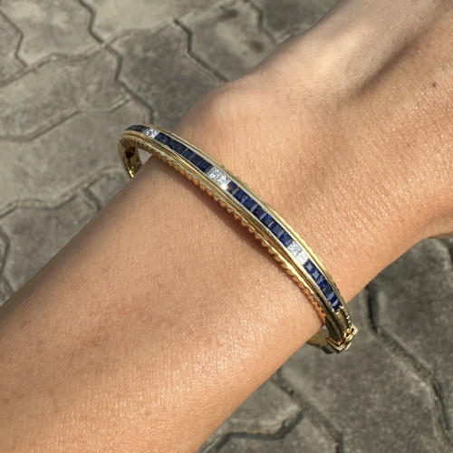 กำไล ไพลินแถว คั่นเพชร Princess 6 เม็ด 0.30 กะรัต ทอง18K ความกว้าง 5.20 x 5.70 ซม. นน. 20.46 g 4