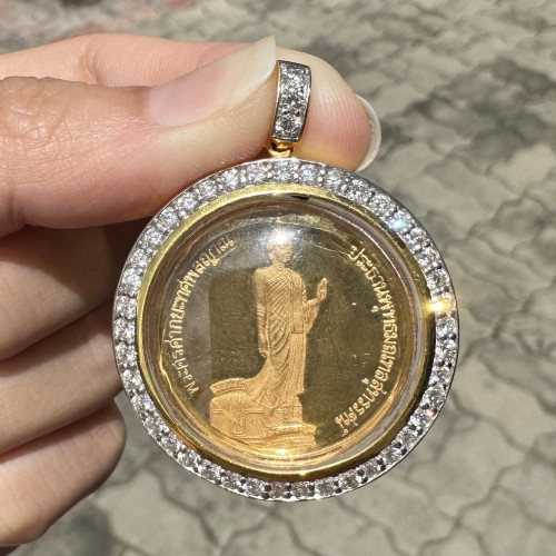 เหรียญทองคำ พระศรีศากยะทศพลญาณ ประธานพุทธมณฑลสุทรรศน์ 50 ปี กาญจนาภิเษก เลี่ยมทอง ฝังเพชร 44 เม็ด 2.