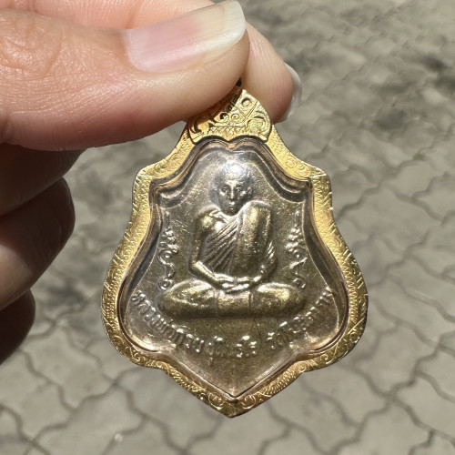 หลวงพ่อกวย วัดโฆสิตาราม ปี 2563 หลังหนุมาน เนื้ออัลปาก้า เลี่ยมทอง60-70% นน. 15.21 g