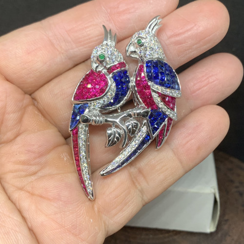 เข็มกลัด นกแก้ว ฝังทับทิม ไพลิน พม่า ฝังไร้หนาม เพชร 80/2.00 ct ทอง18K พร้อม Cert. งานสวยหรู ดูดีม้า