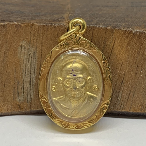 เหรียญ หลวงปู่ศุข วัดปากคลองมะขามเฒ่า ปี 2547 เลี่ยมทอง90 งานสวย น่าสะสม นน. 4.15 g