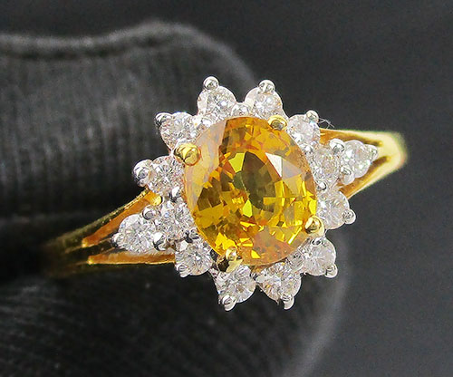 แหวน บุษราคัม บางกะจะ ล้อมเพชร 14 เม็ด 0.28 กะรัต ทอง18K งานสวยมาก นน. 2.64 g
