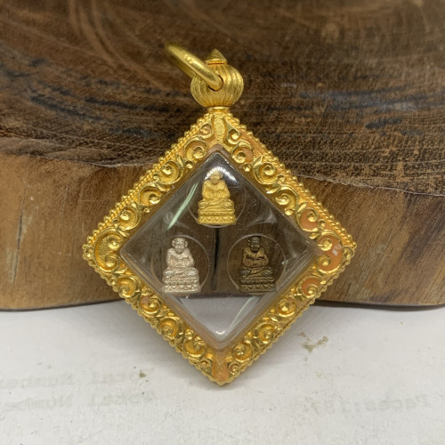 หลวงปู่ทวด เนื้อทองคำ 3 กษัตริย์ เลี่ยมทอง90 นน. 14.58 g