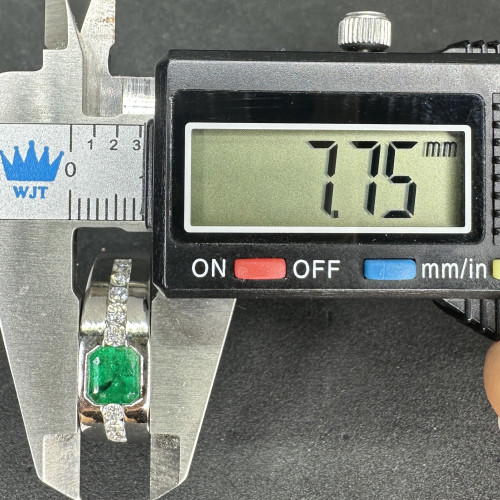 แหวน มรกต โคลัมเบีย ฝังเพชร 10 เม็ด 0.30 กะรัต ทองคำขาว18K ขนาด 58.5 นน. 8.70 g 8