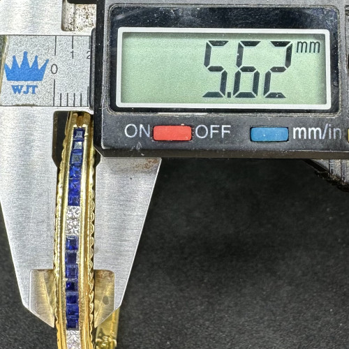 กำไล ไพลินแถว คั่นเพชร Princess 6 เม็ด 0.30 กะรัต ทอง18K ความกว้าง 5.20 x 5.70 ซม. นน. 20.46 g 6