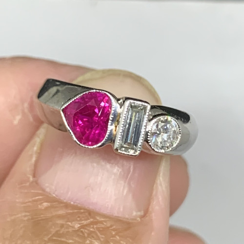 แหวน ทับทิมพม่า สี Vivid ฝังเพชร 2 เม็ด 0.35 กะรัต ทอง18Kขาว พร้อม Cert. สวยมาก นน. 5.00 g