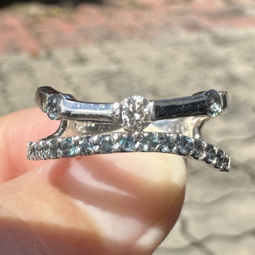 แหวน โกเมนเขียว 17 เม็ด 0.45 กะรัต ฝังเพชร 1 เม็ด 0.12 กะรัต งาน Pt900 ขนาด 52 นน. 7.69 g