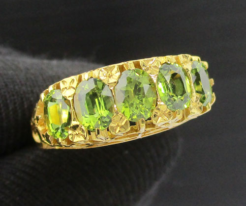 แหวน เขียวส่อง เจียร 5 เม็ด ฉลุลายตำลึง ทอง90 งานสวยมาก นน. 5.02 g 