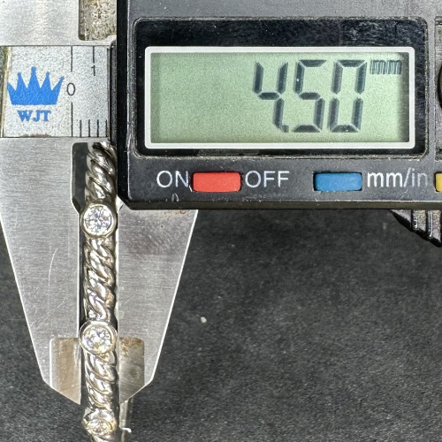 กำไล เกลียวเชือก คั่นเพชร 5 เม็ด 0.50 กะรัต ทอง90ชุบขาว หลุดจำนำ  นน. 18.81 g 4
