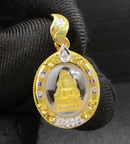 พระพุทธชินราช เนื้อทองคำ กรอบทอง ฝังเพชร 9 เม็ด 0.05 กะรัต นน. 3.86 g