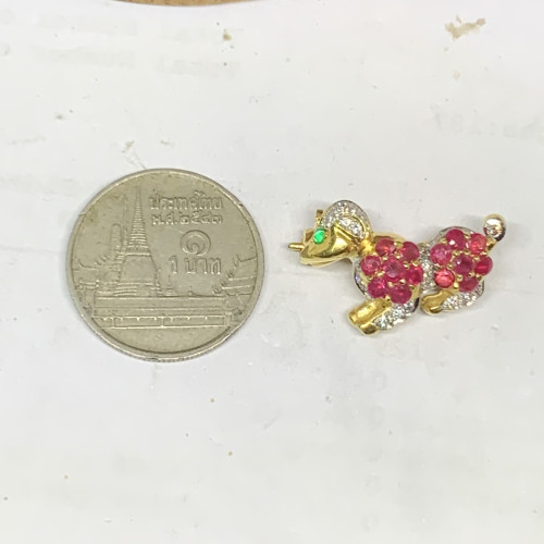 เข็มกลัด สุนัข ตามรกต ตัวทับทิม ฝังเพชร 31 เม็ด 0.20 กะรัต ทอง90 นน. 4.23 g 1