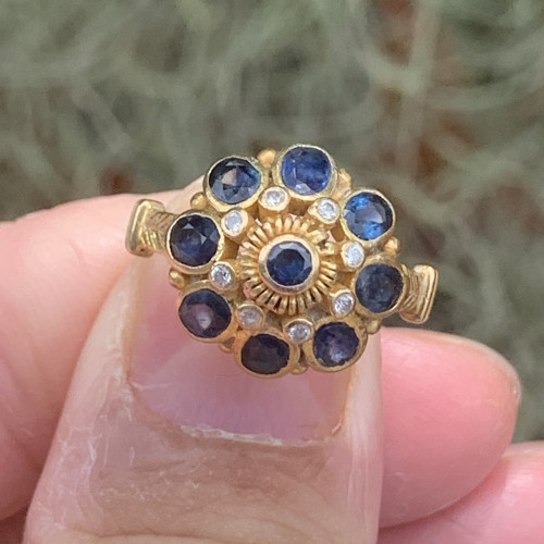 แหวน ไพลิน ทรงพุ่ม ฝังเพชร 8 เม็ด 0.08 กะรัต ทอง90 ขนาด 53 นน. 5.44 g