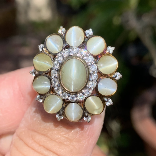 แหวน ไพฑูรย์ ตาแมว ซีลอน ฝังเพชร 26/0.75 ct ทอง18K ขนาด 56.5 พร้อม Cert. นน. 8.79 g