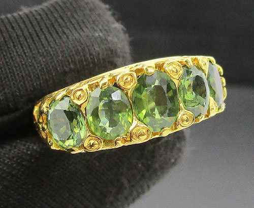 แหวน เขียวส่อง เจียร 5 เม็ด ฉลุลายตำลึง ทอง90 งานเก่า หลุดจำนำ สวยมาก นน. 4.20 g