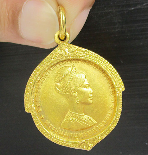 เหรียญ ทองคำ พระราชินี ปี 2511 หลังเหรียญ 600 บาท เนื้อทองคำ นน. 21.12 g