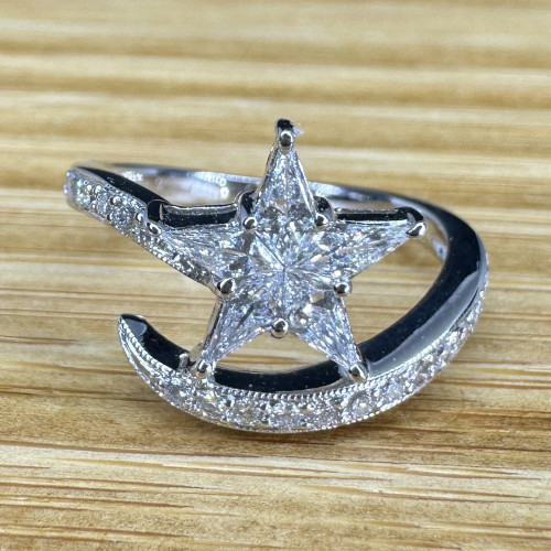 แหวน เพชร ดาว เพชร 5 เม็ด 0.50 กะรัต ฝังเพชร 20 เม็ด 0.20 กะรัต ทอง18Kขาว ขนาด 49 นน. 2.97 g