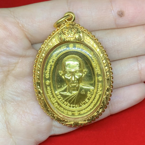 หลวงพ่อรวย วัดตะโก รุ่นเสาร์ 5 รวยพญาไก่ ปี 2560 เนื้อทองคำ เลี่ยมทองเก่า นน. 37.75 g