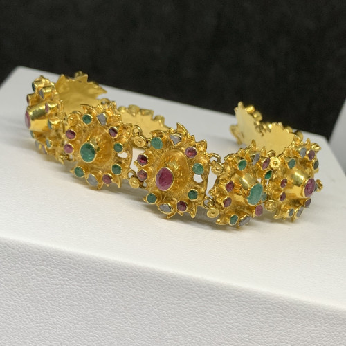 สร้อยข้อมือ 3 สี ทรงปู ทับทิม มรกต เพชรซีก รอบเส้น ทอง90 ความยาว 17 ซม. นน. 32.43 g