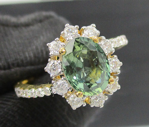 แหวน เขียวส่อง เจียร ล้อมเพชร 22 เม็ด 0.42 กะรัต ทอง18K งานสวยมาก นน. 3.78 g