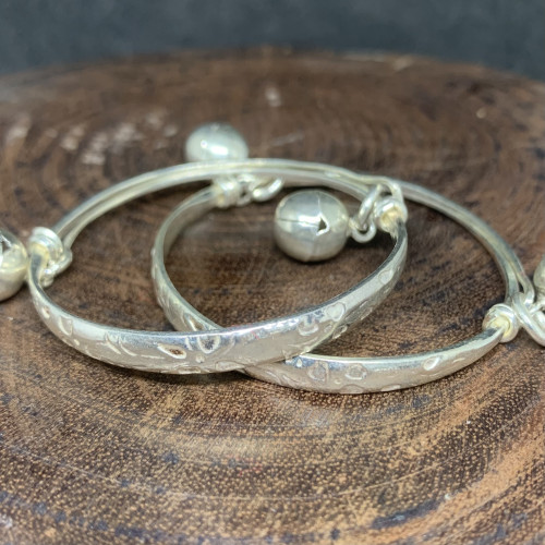 กำไล ข้อเท้าเด็ก เงิน95.44% ตอกลาย กระดิ่ง ตุ้งติ้ง ความกว้าง 4.50 - 6.50 ซม. เสียงดังมาก นน. 22.86