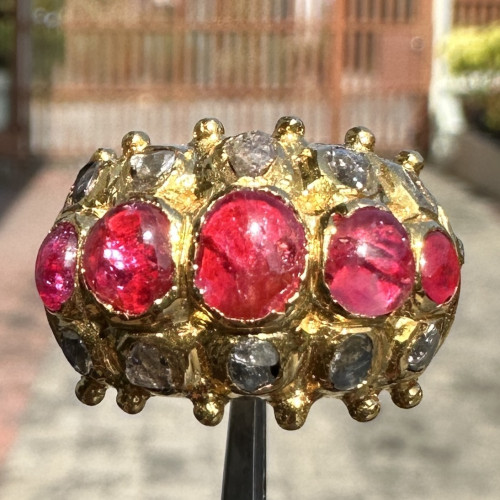 แหวน ทับทิม หลังเบี้ย ข้อมะขาม ฝังเพชรซีก ฉลุลาย รอบวง ทอง90 ขนาด 55 นน. 11.39 g