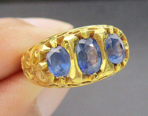 แหวน ไพลิน เจียร ฉลุลาย ทอง95 งานเก่า หลุดจำนำ สวยมาก นน. 4.18 g