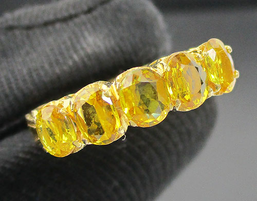 แหวน บุษราคัม แถว 5 เม็ด ฉลุลาย หัวใจ ทอง90 งานเก่า หลุดจำนำ สวยมาก นน. 3.70 g