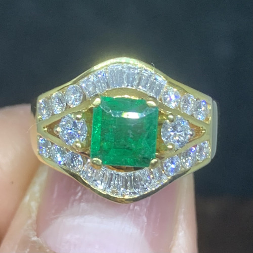 แหวน มรกต แซมเบีย ฝังเพชร 26 เม็ด 0.80 กะรัต ทอง18K ขนาด 53 พร้อม Cert. นน. 6.41 g