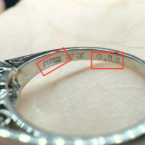 แหวน มรกต 0.88 กะรัต ฝังเพชร Baguette 2 เม็ด 0.40 กะรัต Platinum Pt900 งานสวยมาก นน. 5.00 g 5