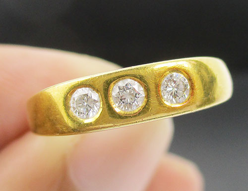 แหวน เพชรแถว 3 เม็ด 0.15 กะรัต ทอง18K งานเก่า หลุดจำนำ นน. 5.60 g