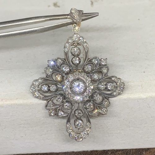 จี้ เพชรโบราณ เพชร 0.20 กะรัต ล้อมเพชรกุหลาบ 68 เม็ด 0.88 กะรัต ทองK 2 สี นน. 6.39 g