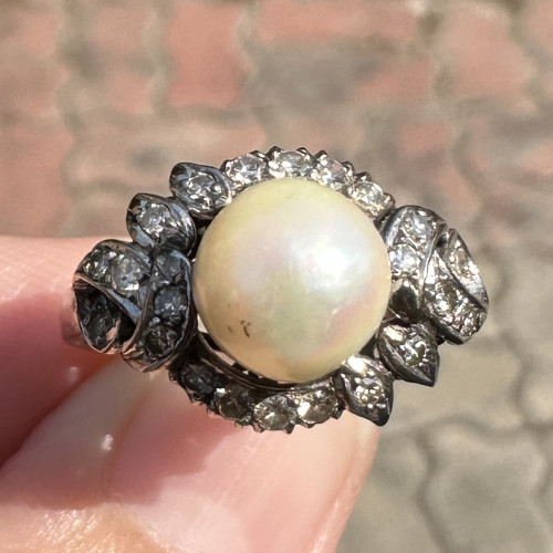 แหวน มุก สีขาวครีม 7.5 มิล ฝังเพชร 22 เม็ด 0.22 กะรัต ทองK 2 สี (ทอง15.85%) ขนาด 50.5 นน. 3.82 g