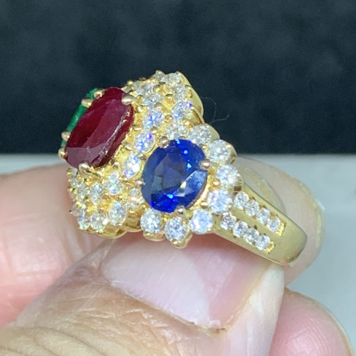 แหวน ทับทิม สยาม มรกต ไพลิน ฝังเพชร 41/1.23 ct บ่าข้าง 16/0.16 ct ทอง90 ขนาด 48.5 พร้อม Cert. นน. 11 1