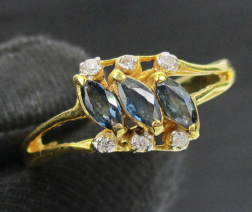 แหวน ไพลิน เจียร ทรงมาคีย์ 3 เม็ด ฝังเพชรกุหลาบ 6 เม็ด 0.06 กะรัต ทอง90 งานสวยมาก นน. 3.06 g