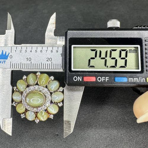 แหวน ไพฑูรย์ ตาแมว ซีลอน ฝังเพชร 26/0.75 ct ทอง18K ขนาด 56.5 พร้อม Cert. นน. 8.79 g 8