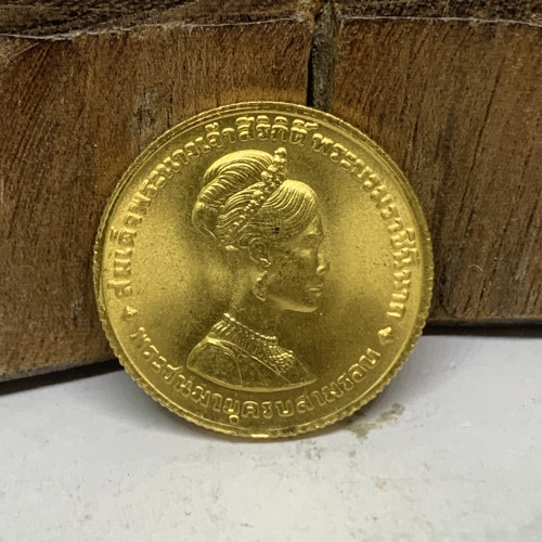 เหรียญ ราชินี ร.9 เนื้อทองคำ พระชนมายุครบ 3 รอบ 12 สิงหาคม 2511 หลังเหรียญ 300 บาท นน. 7.50 g