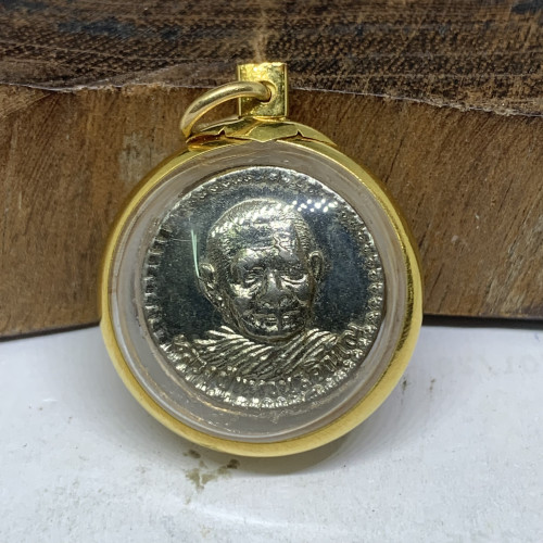 เหรียญ หลวงปู่แหวน เนื้อเงิน เลี่ยมทอง75-90% นน. 6.49 g
