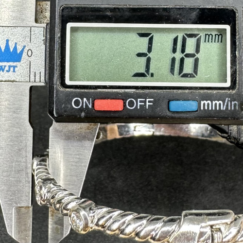 กำไล เกลียวเชือก คั่นเพชร 5 เม็ด 0.50 กะรัต ทอง90ชุบขาว หลุดจำนำ  นน. 18.81 g 5