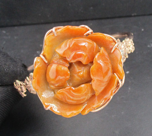 กำไล หยก สีส้ม แกะสลัก ดอกไม้ ฝังเพชร 2 เม็ด 0.02 กะรัต Pink gold ทอง9K (ทอง37.5%) นน. 29.73 g