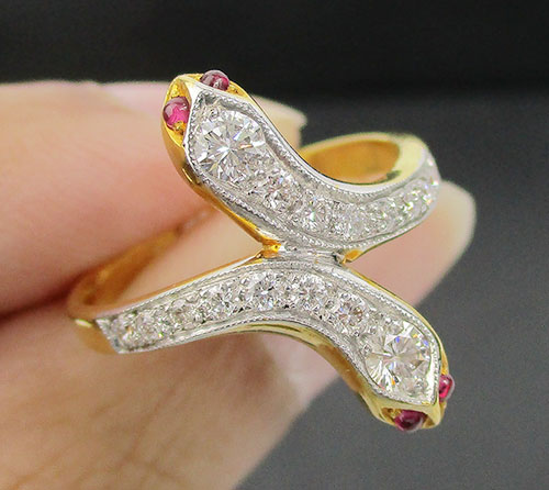 แหวน งู 2 หัวไขว้ ตาทับทิม ฝังเพชรแถว 16/0.36 ct ทอง90งานสวยมาก นน. 5.00 g