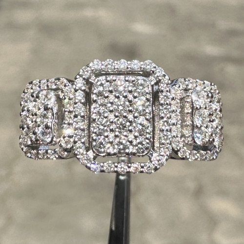 แหวน เพชรกระจุก ล้อมเพชร 95 เม็ด 0.90 กะรัต ทองคำขาว18K ขนาด 48.5 นน. 4.70 g