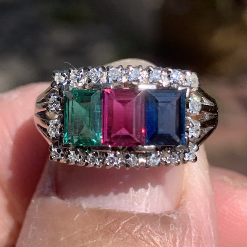 แหวน 3 สี ทับทิม สยาม ไพลิน กาญจนบุรี มรกต เพชรกุหลาบ 20/0.20 ct งานทองขาวโบราณ(ปาหะ) ขนาด 55 นน. 4.