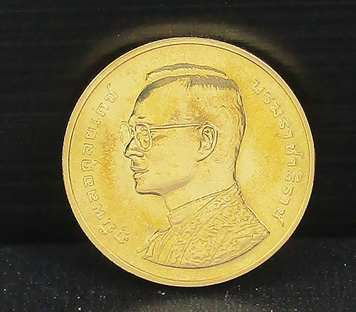เหรียญทองคำ รัชกาลที่ 9 เฉลิมพระชนมพรรษา 6 รอบ ปี 2542 หลังเหรียญ 6000 บาท นน. 15.08 g