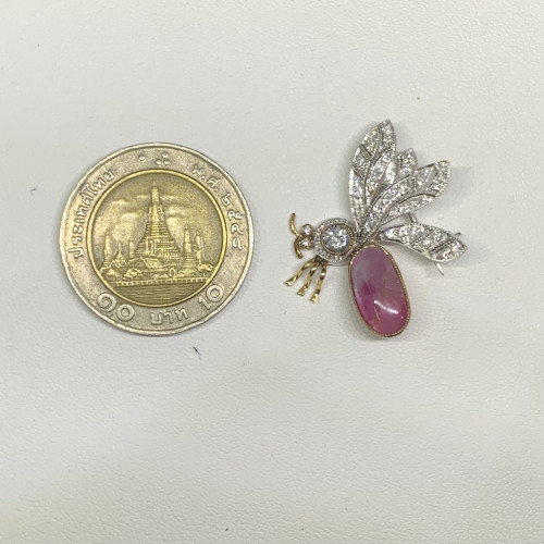 เข็มกลัด ผึ้ง ทับทิม พม่า กิมบ่อเซี่ยง ฝังเพชร 49 เม็ด 0.60 กะรัต ทอง14K + งานทองขาวโบราณ (ปาหะ) นน. 2