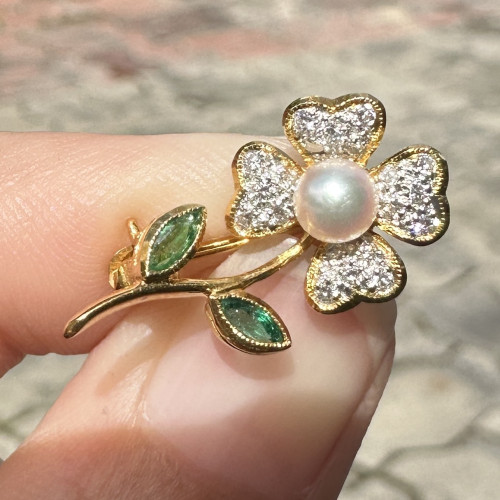 เข็มกลัด ดอกไม้ มุก ฝังเพชร 20 เม็ด 0.20 กะรัต ทอง18K นน. 2.00 g