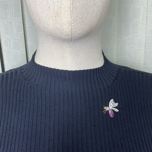 เข็มกลัด ผึ้ง ทับทิม พม่า กิมบ่อเซี่ยง ฝังเพชร 49 เม็ด 0.60 กะรัต ทอง14K + งานทองขาวโบราณ (ปาหะ) นน. 6