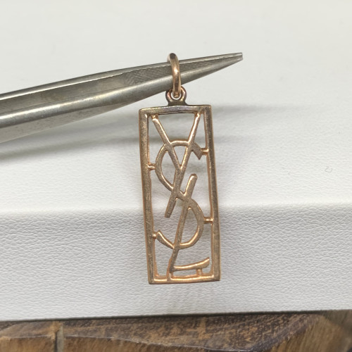 จี้ YSL นาก40 หลุดจำนำ งานสวย น่าสะสม นน. 2.54 g