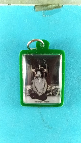 รูปถ่ายห้อยคอคุณแม่ชีบุญเรือนฯบูชาจากวัดอาวุธพร้อมกับพระที่คุณแม่เสกจำนวนนับพันองค์แต่หมดแล้วครับ 