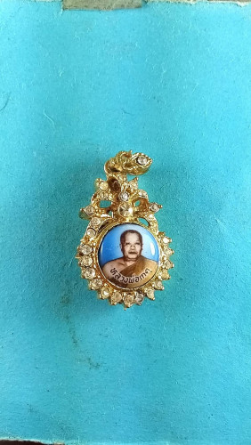 ล็อกเก็ตครึ่งองค์ลงยาล้อมเพชรหลังเทพพนมสวยมาก