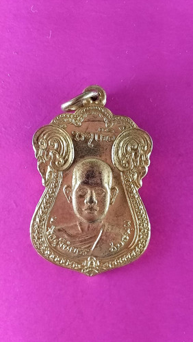 เหรียญกะไหล่ทองครึ่งองค์ปี19และปลุกเสกครั้งทึ่2ปี27 พิธีปลุกเสกพระกริ่งชนะสิบทิศอุดมลาภลพ.อุตตะมะและ